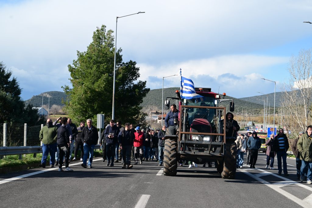 Το ΕΡΤnews στα μπλόκα: Οι αγρότες κλείνουν εθνικές οδούς, διόδια, σήραγγες