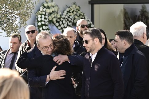 Όταν δεν αφήνετε το παιδί να μεγαλώσει: γιατί και η υπερπροστασία είναι κακοποίηση