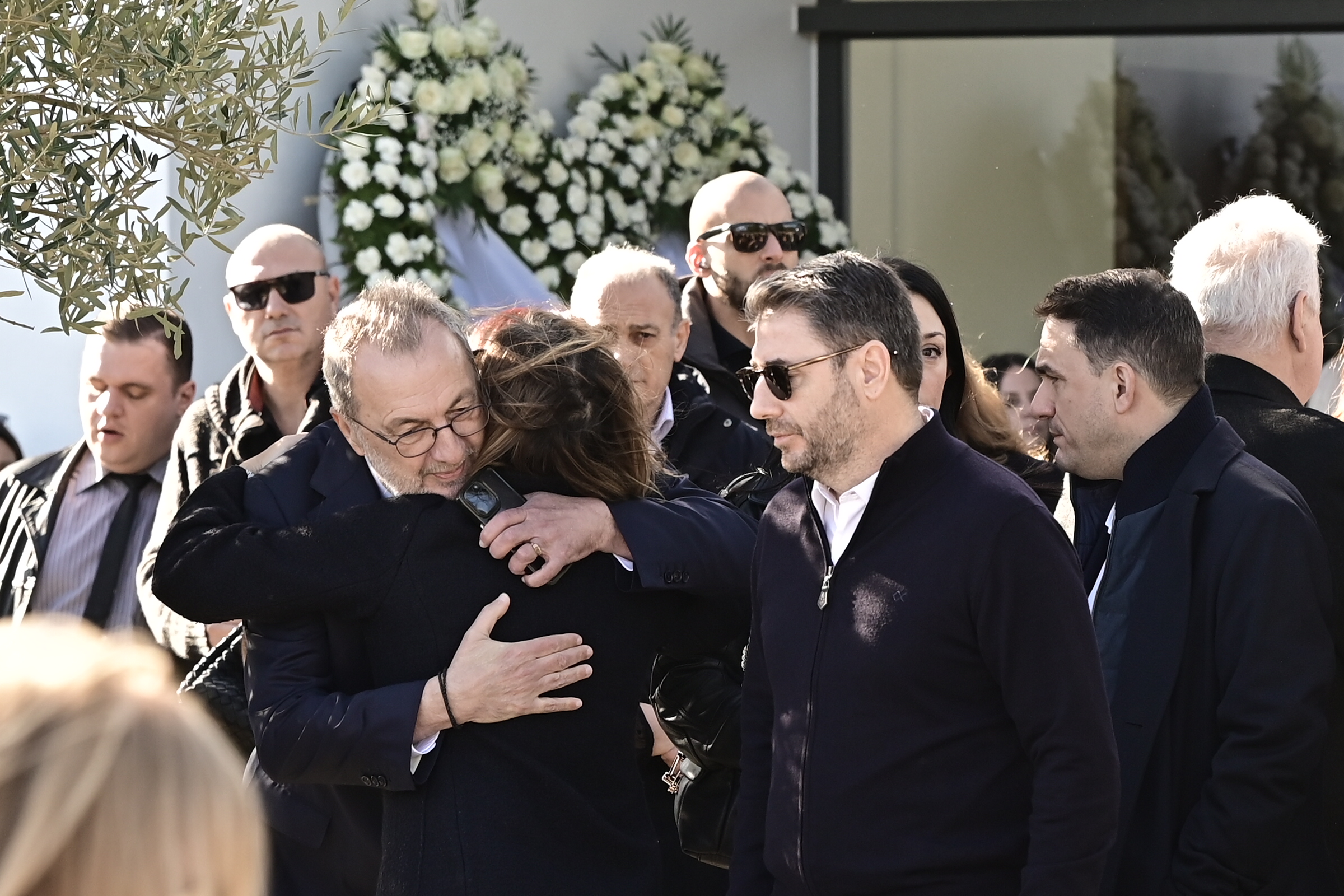 «Aυθεντικός άνθρωπος, ανεκτίμητος συνεργάτης»: Συγκίνηση στο τελευταίο αντίο του Γιώργο Παπαδάκη