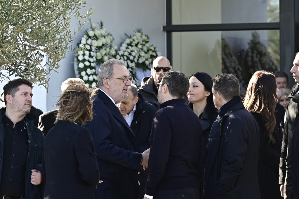 «Aυθεντικός άνθρωπος, ανεκτίμητος συνεργάτης»: Συγκίνηση στο τελευταίο αντίο του Γιώργο Παπαδάκη