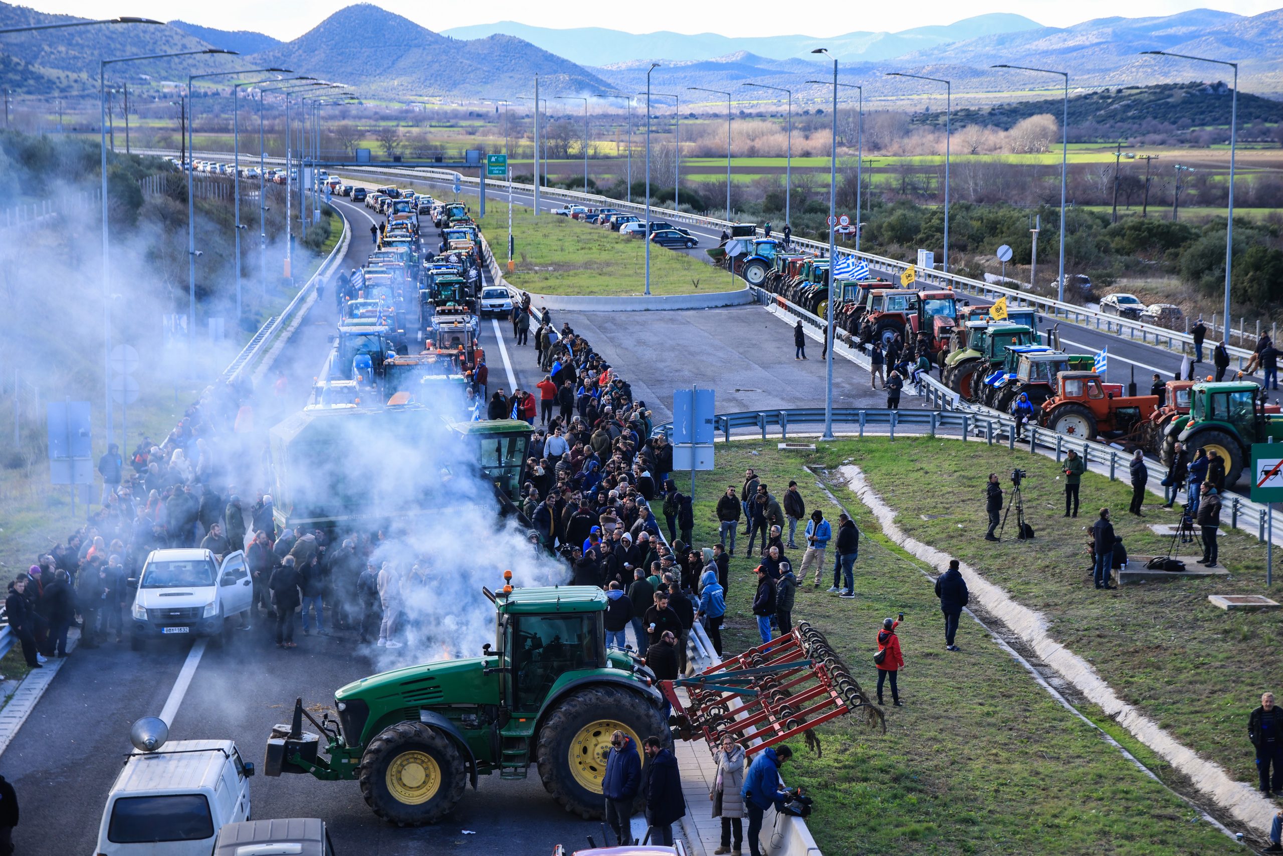 Θετικοί οι αγρότες στη νέα πρόσκληση για διάλογο με τον Πρωθυπουργό – Το ΕΡΤnews στα μπλόκα της χώρας