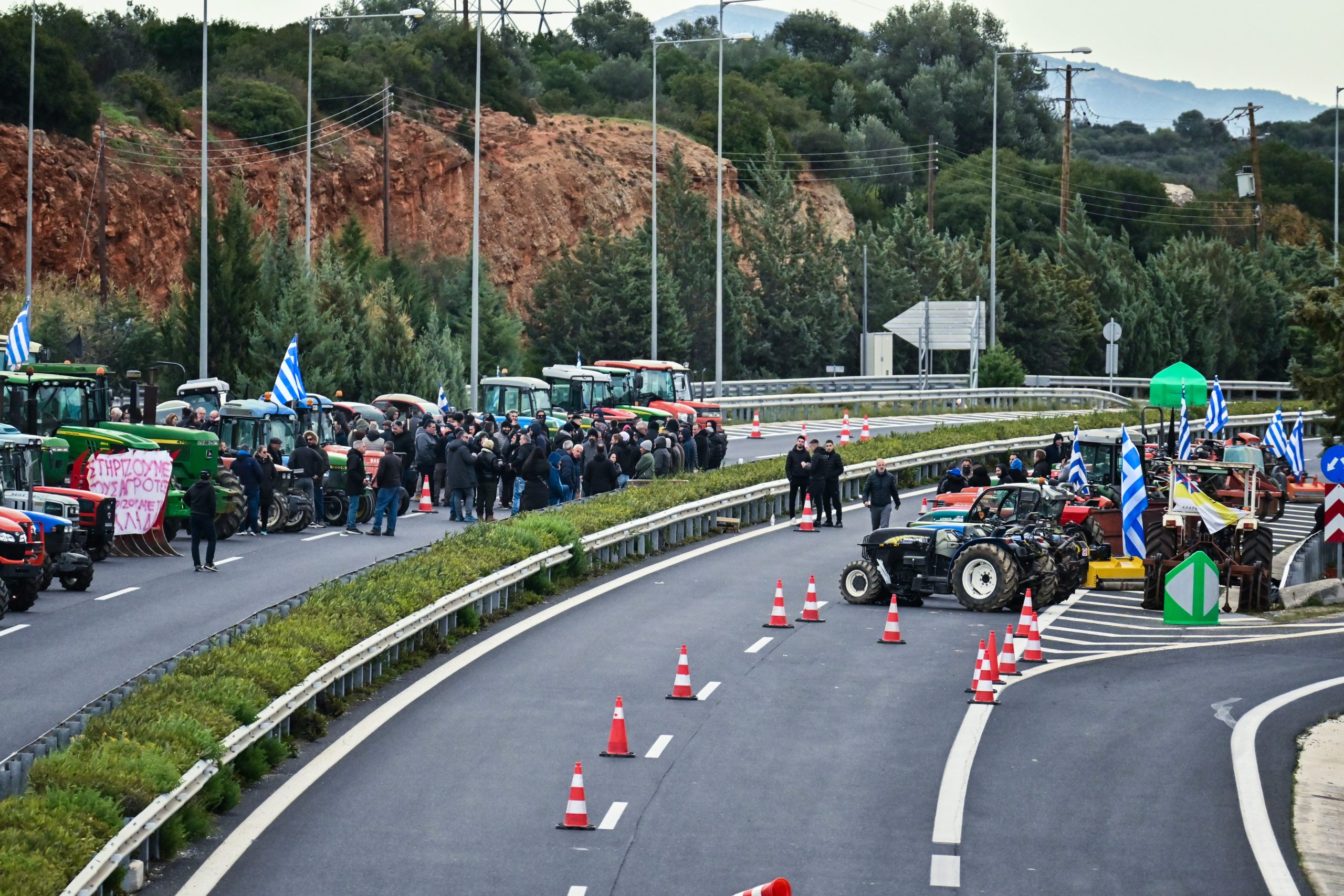 Στο Μαξίμου θα διεκδικήσουν την επιβίωσή τους,  λένε οι αγρότες – Χαλάρωσαν τα μπλόκα ενόψει της συνάντησης της Τρίτης