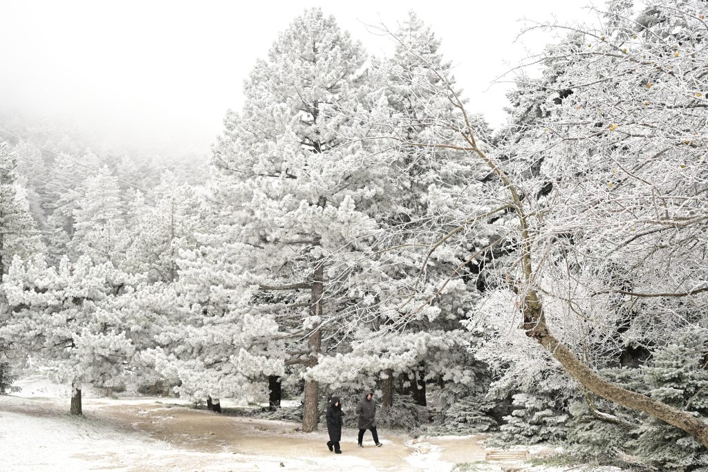 Καιρός: Στα λευκά η Πάρνηθα και τα Βίλια, σε ποιες περιοχές χιονίζει – Πότε αλλάζει το σκηνικό