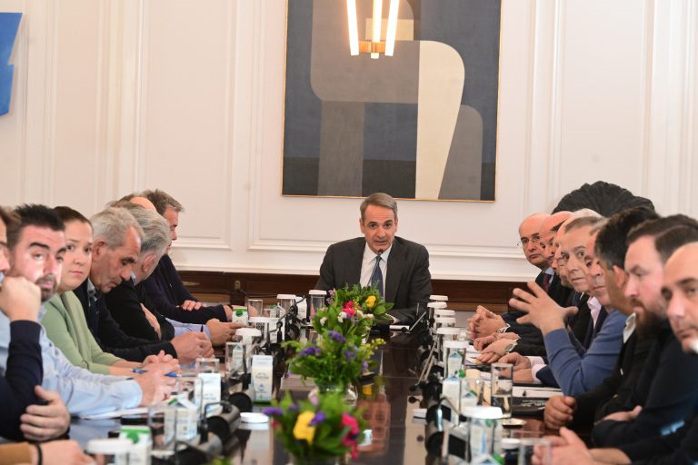 Αυτήν την ώρα η συνάντηση του Πρωθυπουργού με τους αγρότες στο ...