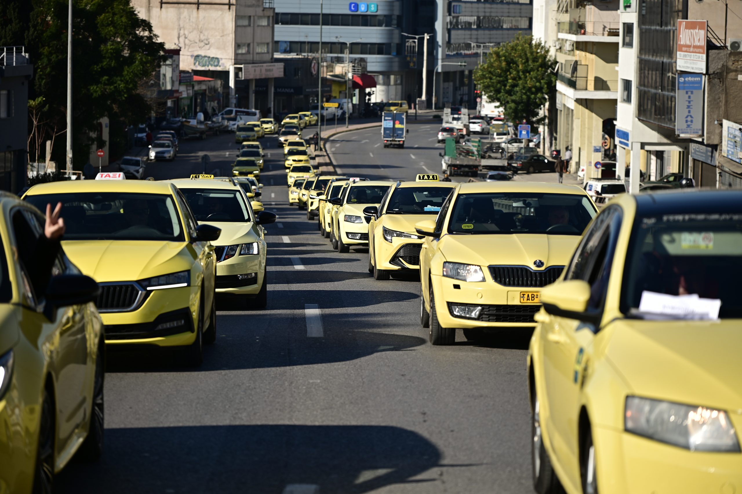 Ταξί: Συνεχίζεται και σήμερα η απεργία – Πορεία προς τη Βουλή
