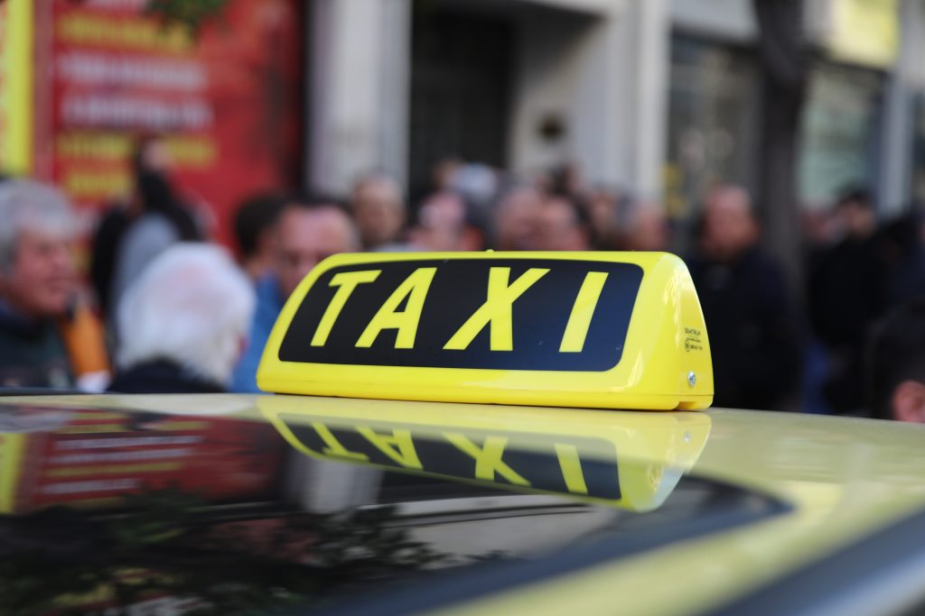 Ταξί: Συνεχίζεται και σήμερα η απεργία – Πορεία προς τη Βουλή