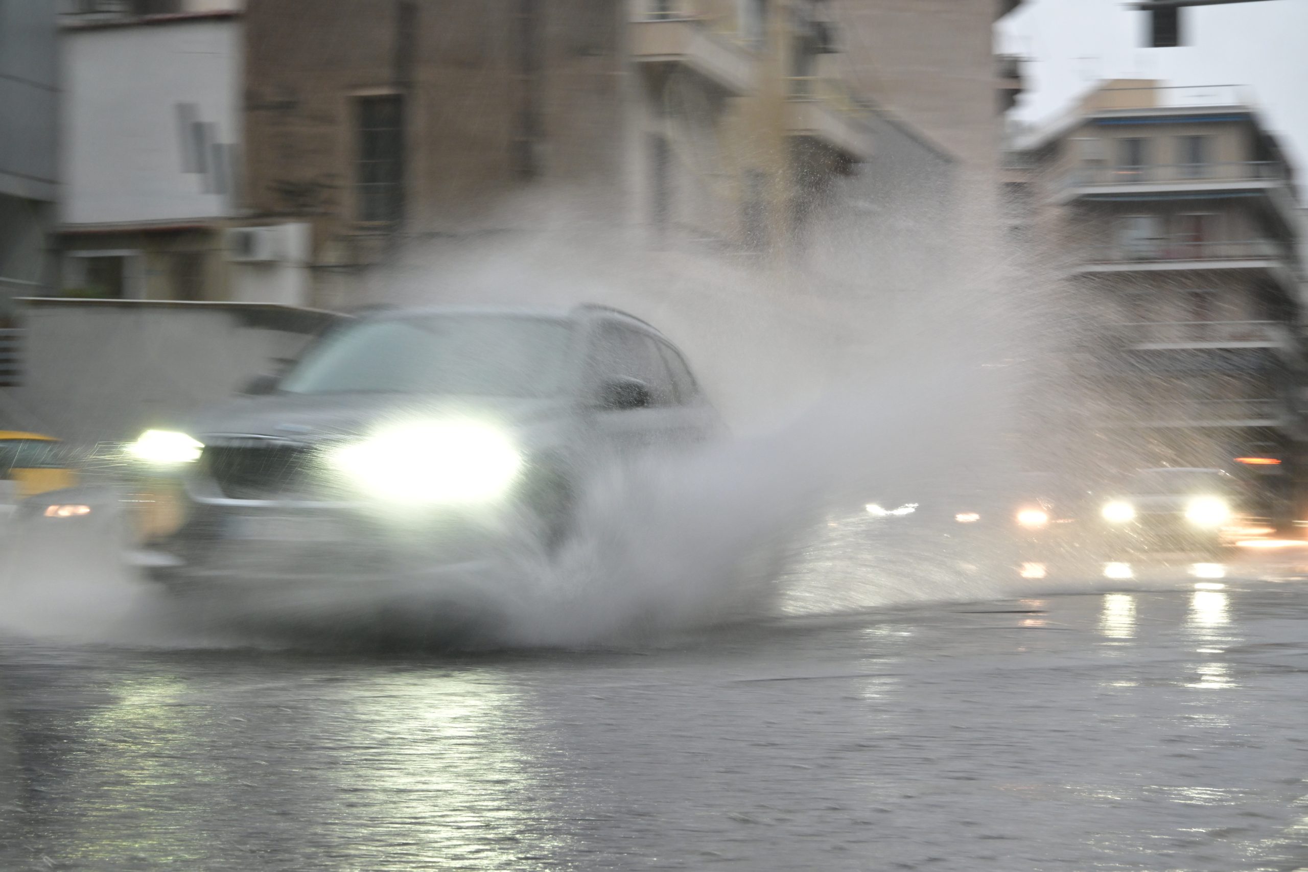 Κακοκαιρία: Φούσκωσαν Κηφισός, Ιλισσός, Ποδονίφτης και Πικροδάφνη – Πολλά προβλήματα στην Αττική, ποτάμια οι δρόμοι, πού υπάρχουν κυκλοφοριακές ρυθμίσεις