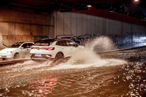 Απεγκλωβίστηκε οικογένεια από σπίτι στον Κάλαμο – Υπερχείλισε το ρέμα της Ρεβυθιάς