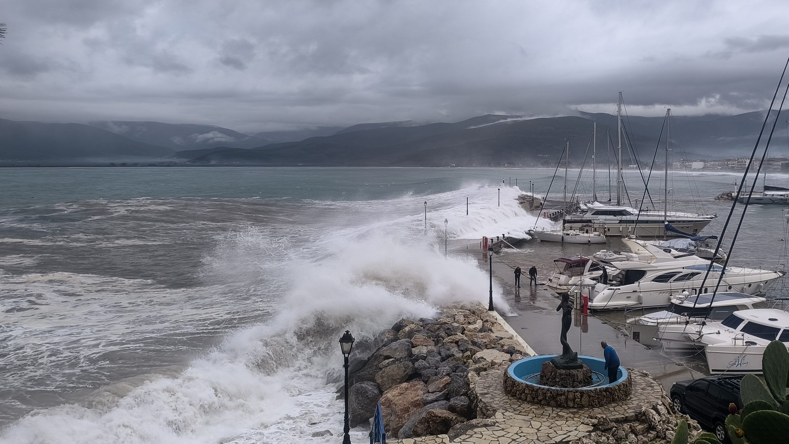 Καιρός: Σε εξέλιξη τα έντονα καιρικά φαινόμενα με θυελλώδεις ανέμους και καταιγίδες – Πώς θα κινηθεί το μέτωπο της κακοκαιρίας live