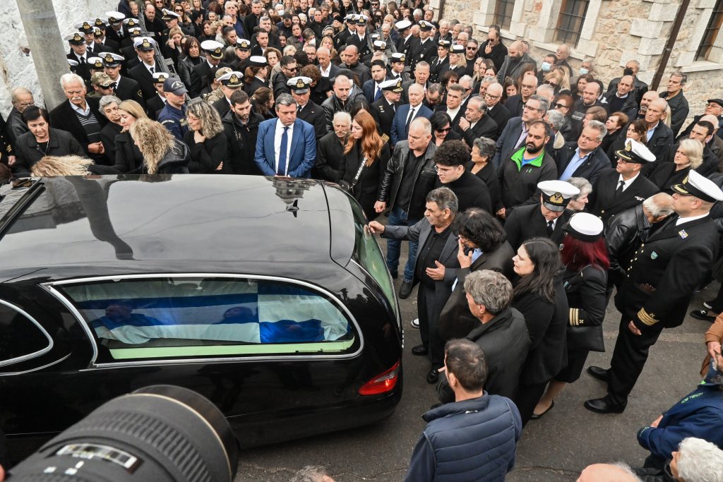 Σε κλίμα οδύνης η κηδεία του λιμενικού στο Άστρος – Η Βουλή «υιοθετεί» το παιδί του