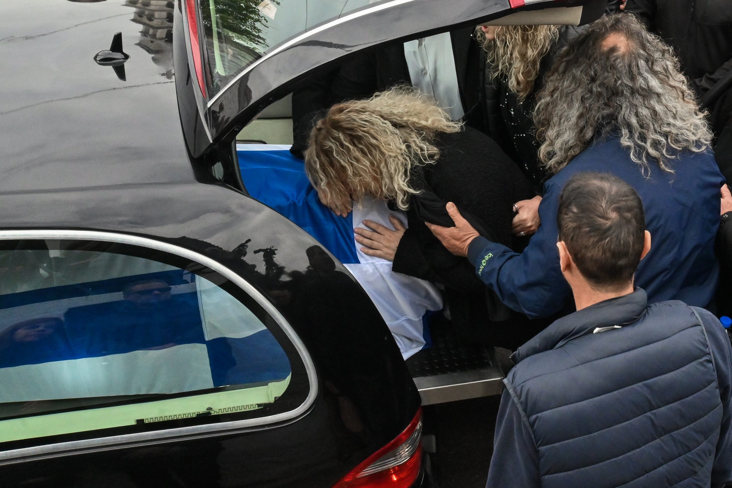 Σε κλίμα οδύνης η κηδεία του λιμενικού στο Άστρος – Η Βουλή «υιοθετεί» το παιδί του