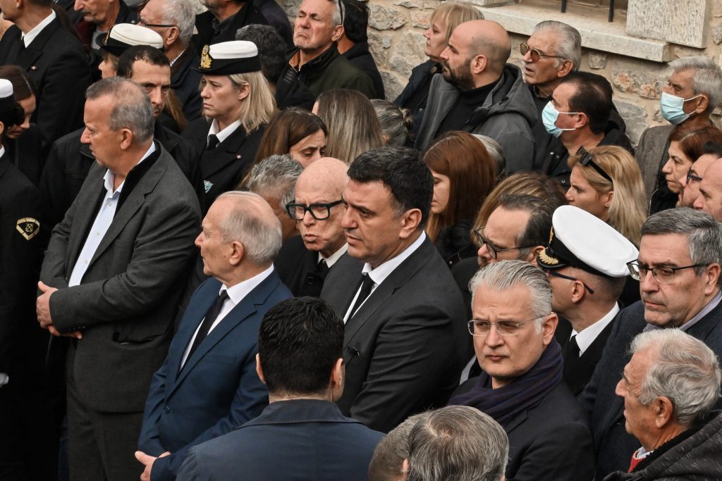 Σε κλίμα οδύνης η κηδεία του λιμενικού στο Άστρος – Η Βουλή «υιοθετεί» το παιδί του