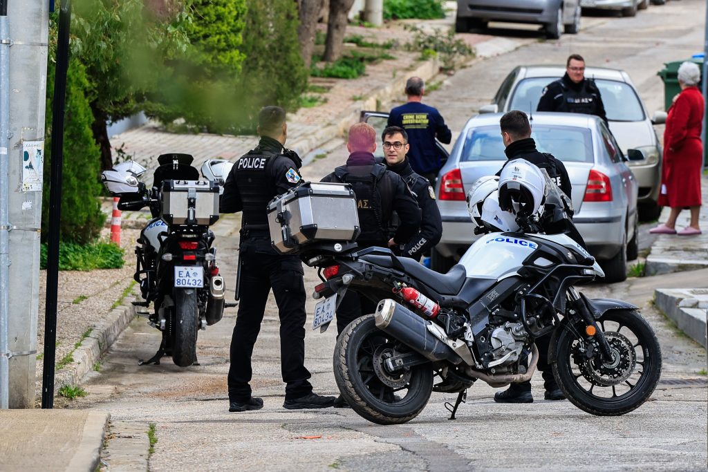 Έγκλημα στη Γλυφάδα: «Σκότωσα τους γονείς μου, θα σκοτώσω και τα αδέλφια μου» φώναζε ο 46χρονος