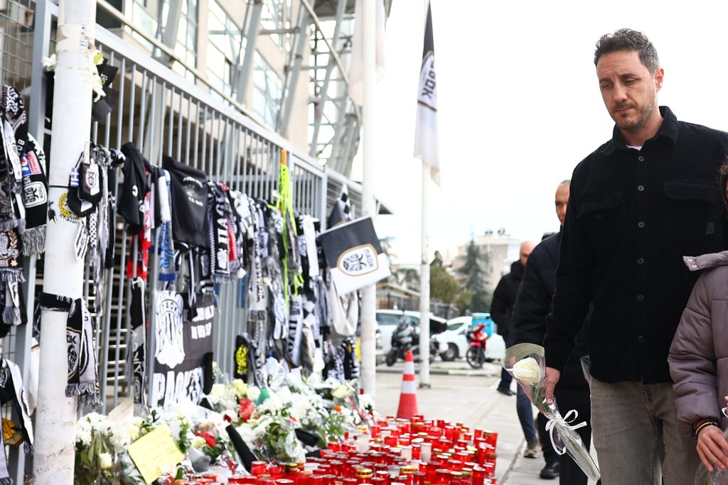 Θεσσαλονίκη: Αντιπροσωπεία του Άρη βρέθηκε στην Τούμπα και άφησε λουλούδια στη μνήμη των θυμάτων του τραγικού δυστυχήματος
