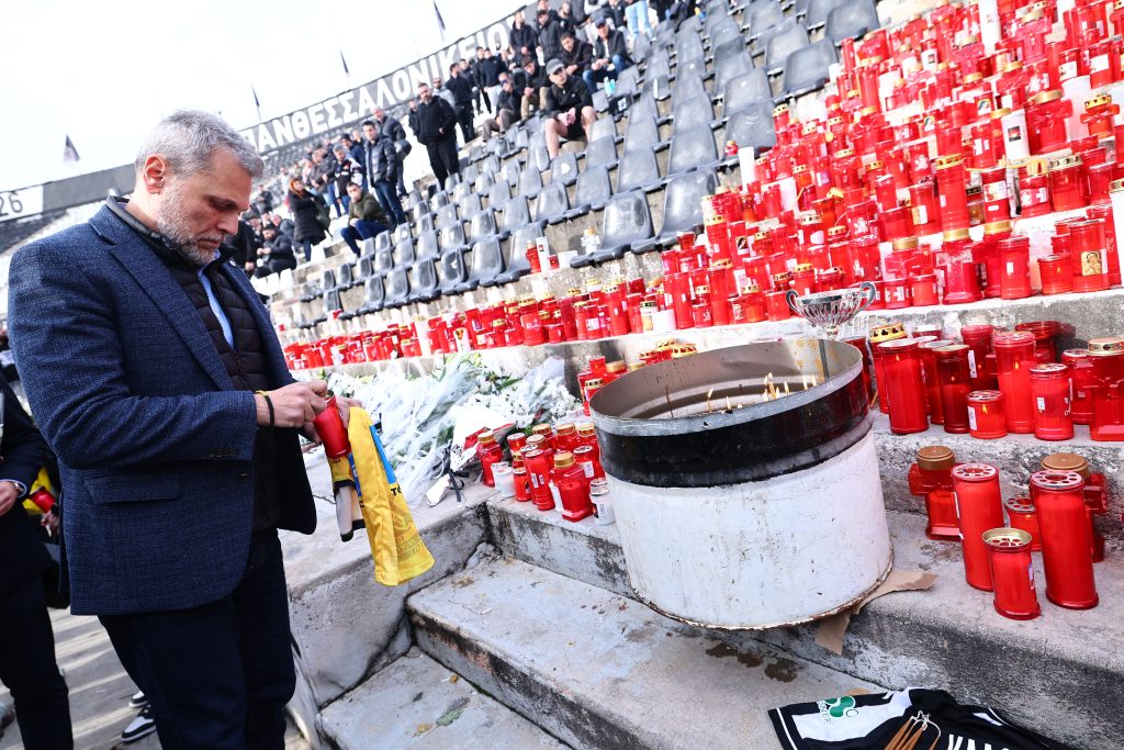 Θεσσαλονίκη: Αντιπροσωπεία του Άρη βρέθηκε στην Τούμπα και άφησε λουλούδια στη μνήμη των θυμάτων του τραγικού δυστυχήματος