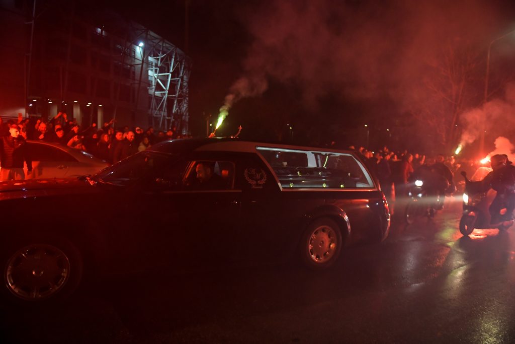 Ράγισαν καρδιές στην Τούμπα για τους επτά οπαδούς του ΠΑΟΚ – Με δάκρυα, καπνογόνα και συνθήματα το τελευταίο αντίο