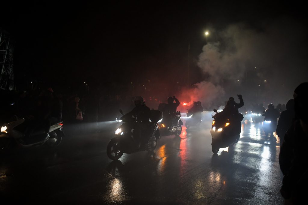 Ράγισαν καρδιές στην Τούμπα για τους επτά οπαδούς του ΠΑΟΚ – Με δάκρυα, καπνογόνα και συνθήματα το τελευταίο αντίο