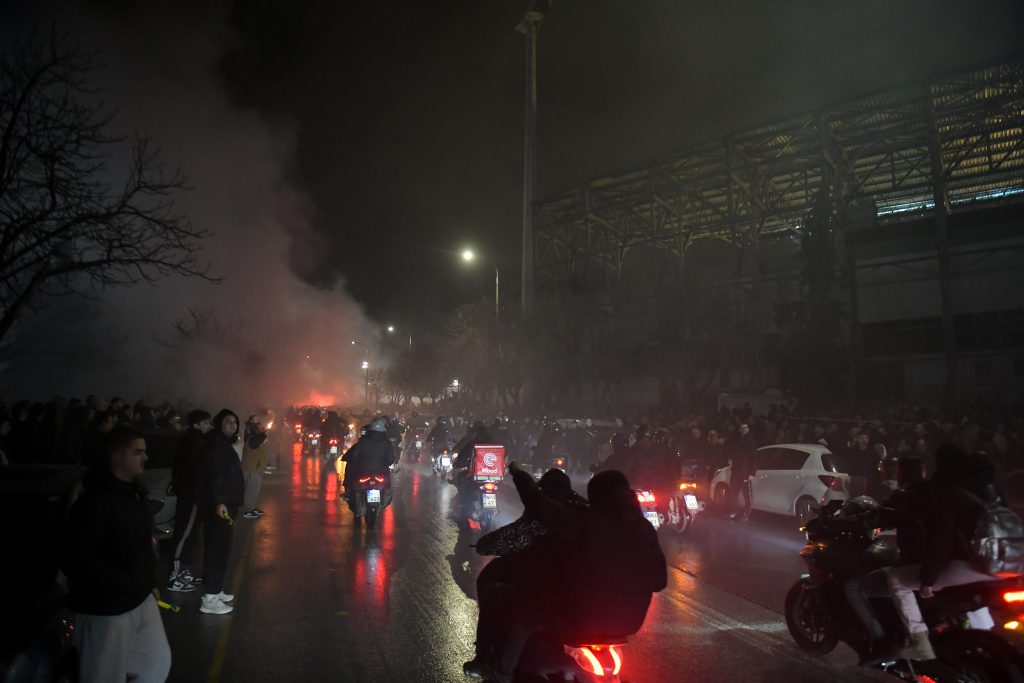 Ράγισαν καρδιές στην Τούμπα για τους επτά οπαδούς του ΠΑΟΚ – Με δάκρυα, καπνογόνα και συνθήματα το τελευταίο αντίο