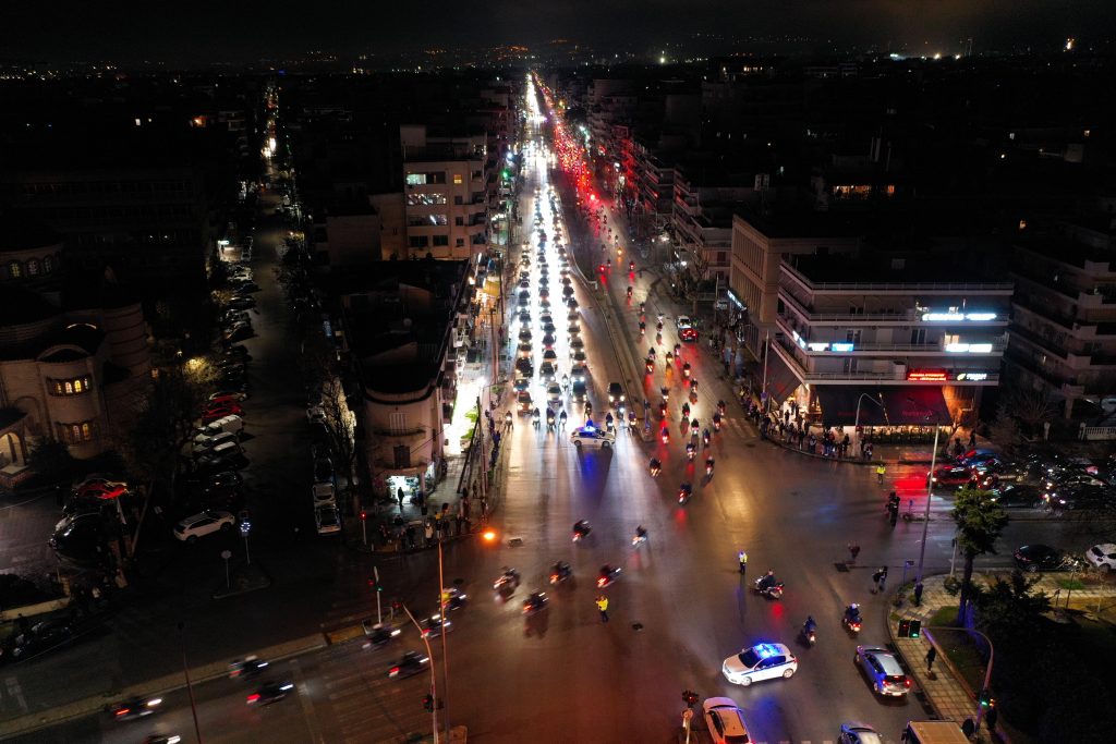 Ράγισαν καρδιές στην Τούμπα για τους επτά οπαδούς του ΠΑΟΚ – Με δάκρυα, καπνογόνα και συνθήματα το τελευταίο αντίο