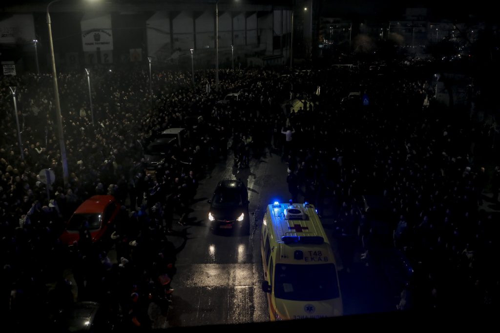 Ράγισαν καρδιές στην Τούμπα για τους επτά οπαδούς του ΠΑΟΚ – Με δάκρυα, καπνογόνα και συνθήματα το τελευταίο αντίο