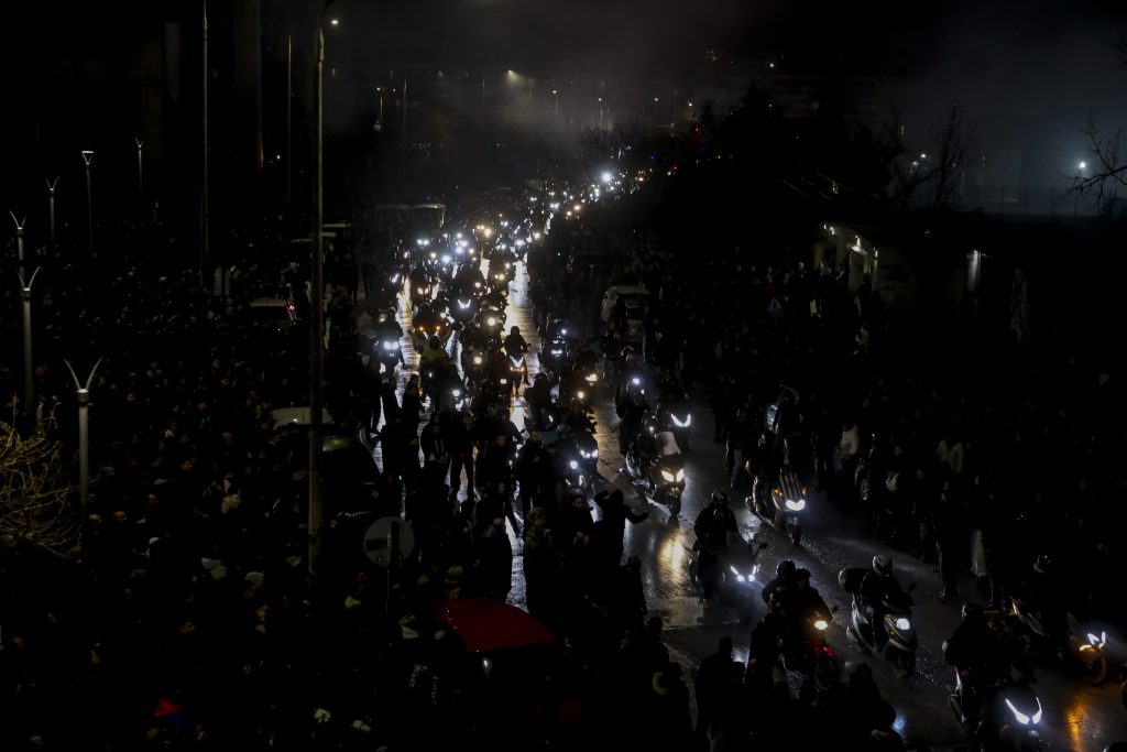 Ράγισαν καρδιές στην Τούμπα για τους επτά οπαδούς του ΠΑΟΚ – Με δάκρυα, καπνογόνα και συνθήματα το τελευταίο αντίο