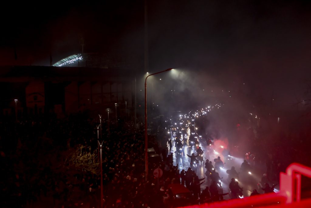 Ράγισαν καρδιές στην Τούμπα για τους επτά οπαδούς του ΠΑΟΚ – Με δάκρυα, καπνογόνα και συνθήματα το τελευταίο αντίο