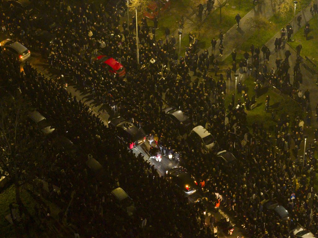 Ράγισαν καρδιές στην Τούμπα για τους επτά οπαδούς του ΠΑΟΚ – Με δάκρυα, καπνογόνα και συνθήματα το τελευταίο αντίο