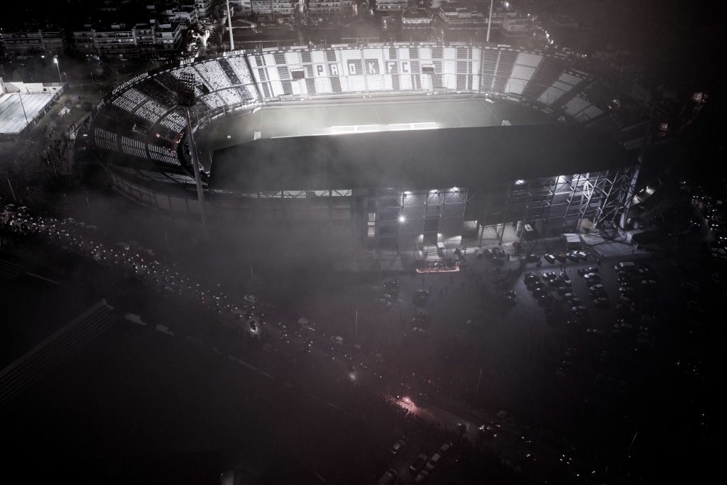 Ράγισαν καρδιές στην Τούμπα για τους επτά οπαδούς του ΠΑΟΚ – Με δάκρυα, καπνογόνα και συνθήματα το τελευταίο αντίο