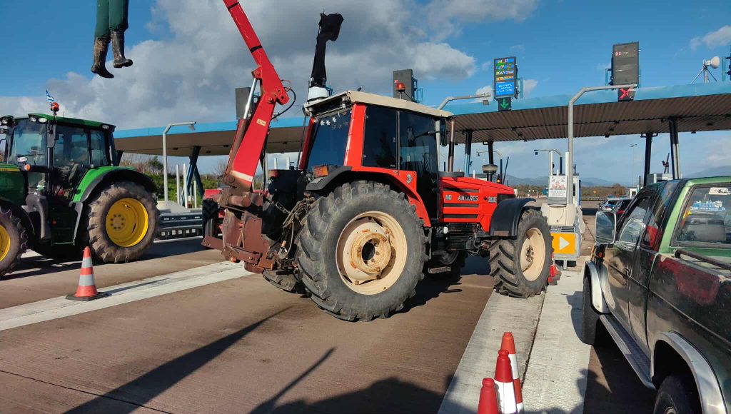 Κόβουν την Αιτωλοακαρνανία στα δύο οι αγρότες του μπλόκου του Αγγελόκαστρου – Σε συναγερμό οι Αρχές στη γέφυρα Ρίου – Αντιρρίου