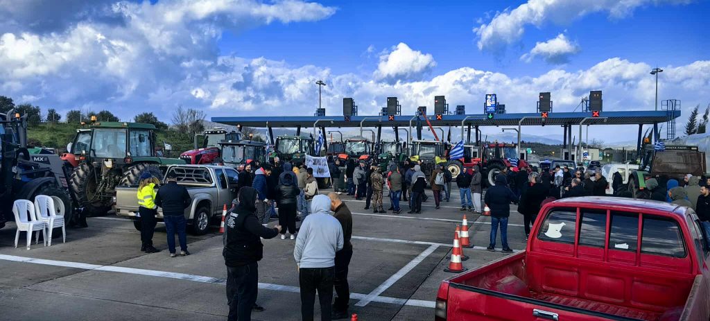 Κόβουν την Αιτωλοακαρνανία στα δύο οι αγρότες του μπλόκου του Αγγελόκαστρου – Σε συναγερμό οι Αρχές στη γέφυρα Ρίου – Αντιρρίου