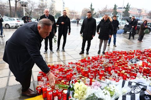 Προσγειώθηκε στη Θεσσαλονίκη το αεροσκάφος του ΕΚΑΒ με τους δύο τραυματίες οπαδούς του ΠΑΟΚ – Διακομίστηκαν στο «Παπαγεωργίου»