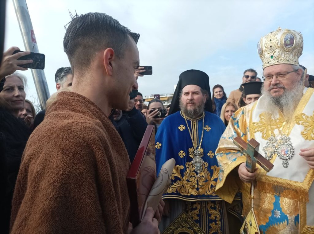 Ο 22χρονος Ραφαήλ ανέσυρε τον σταυρό από τα νερά του Πηνειού στη Λάρισα