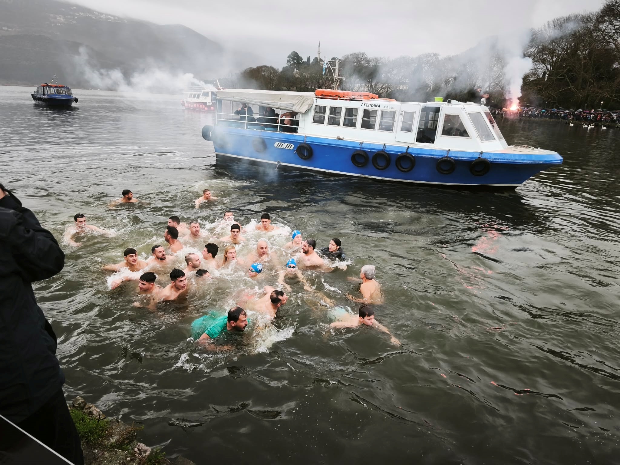 Υπό βροχή η τελετή Αγιασμού των Υδάτων στα Ιωάννινα