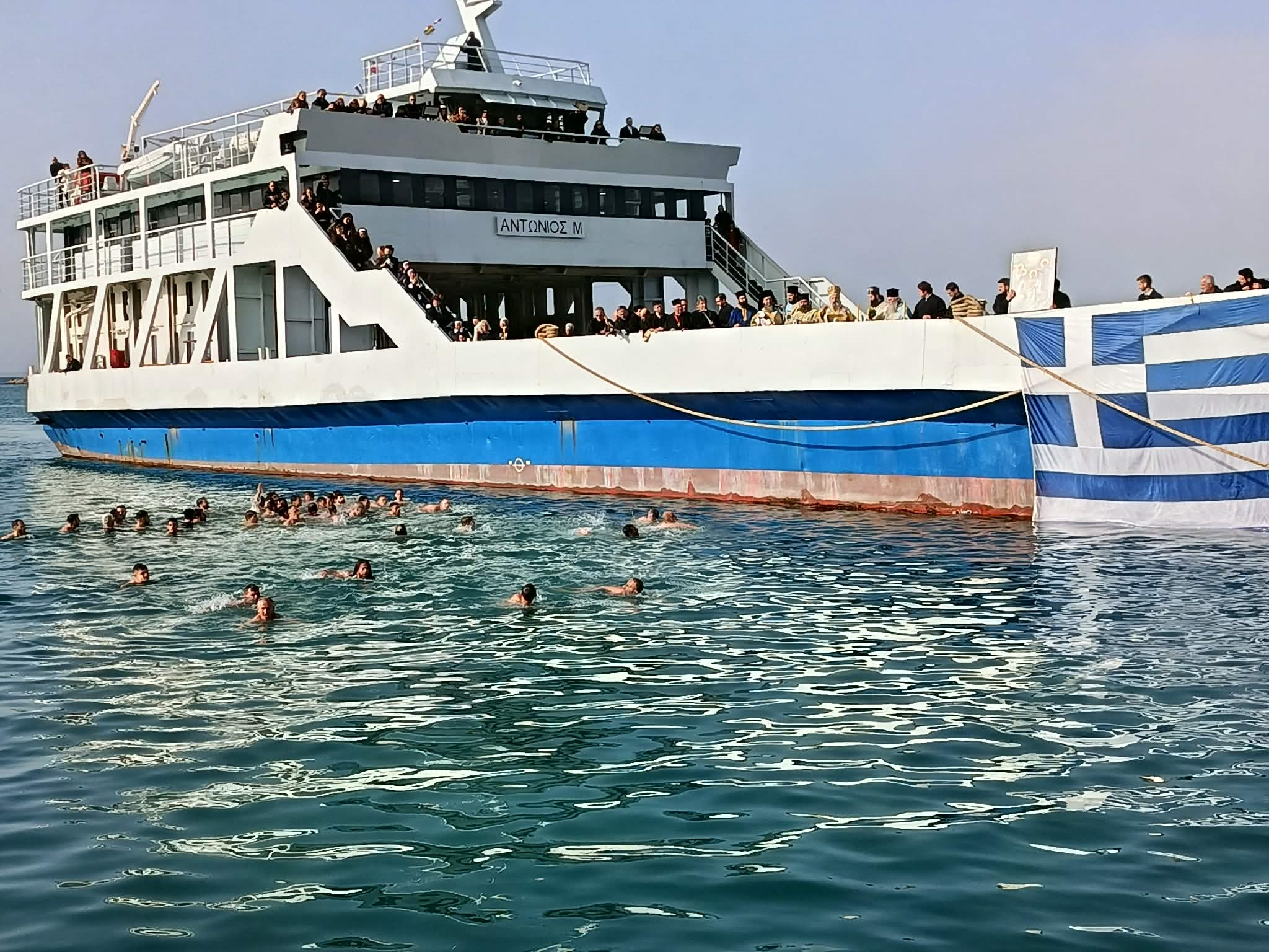 Πάτρα: Τριάντα κολυμβητές βούτηξαν για τον Τίμιο Σταυρό