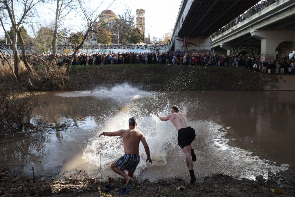 Ο 22χρονος Ραφαήλ ανέσυρε τον σταυρό από τα νερά του Πηνειού στη Λάρισα