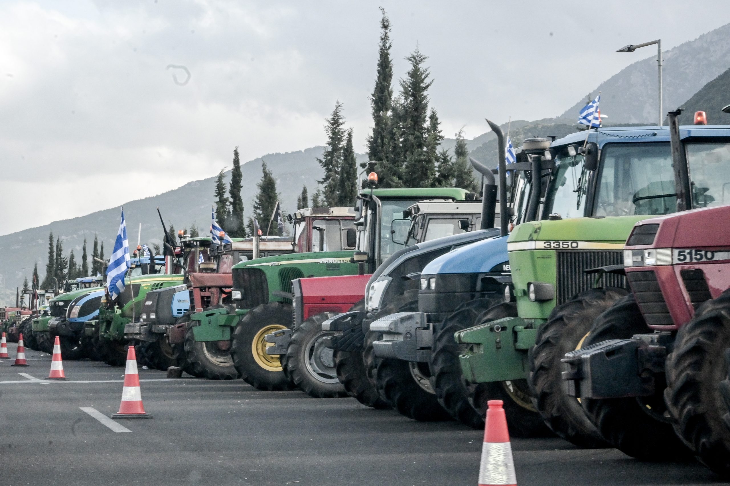 ΜΠΛΟΚΟ ΤΩΝ ΑΓΡΟΤΩΝ ΣΤΟΝ ΜΠΡΑΛΟ (ΔΗΜΗΤΡΑ ΚΟΥΤΡΑ/TOKLIK.GR/EUROKINISSI)