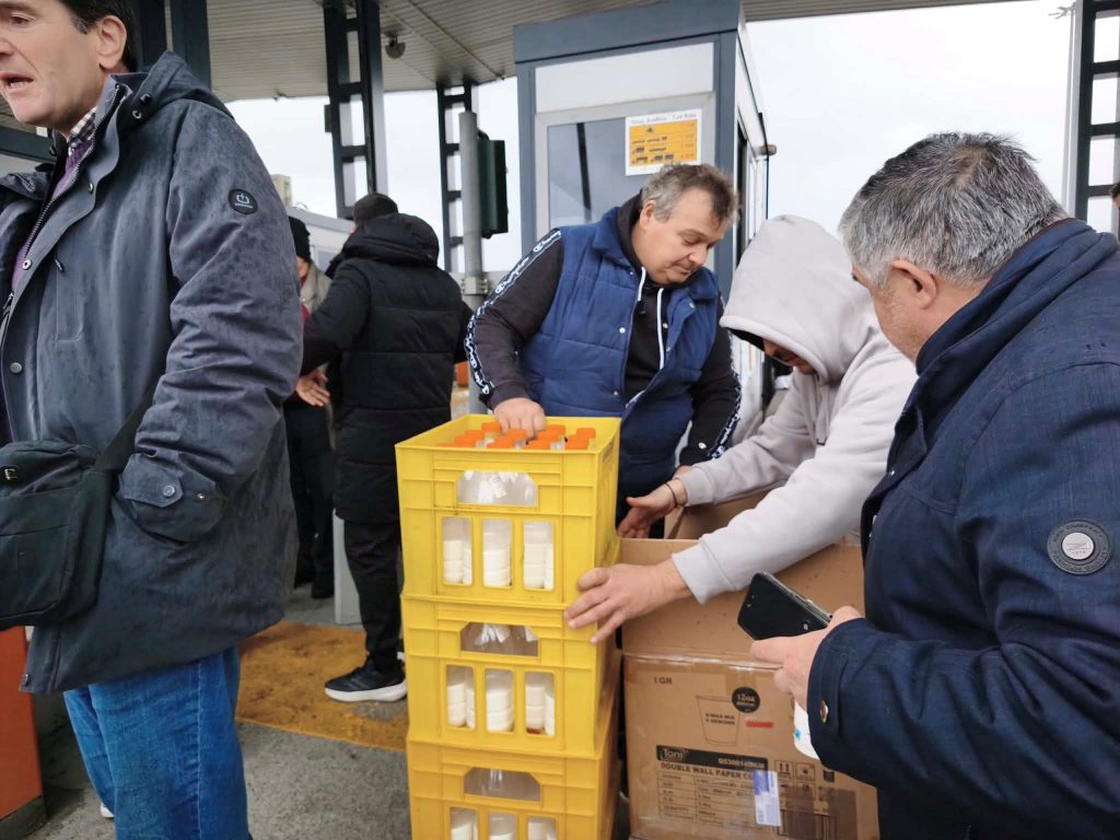 Ιωάννινα: Αγρότες άνοιξαν τα διόδια Δροσοχωρίου και μοίρασαν τρόφιμα στους οδηγούς