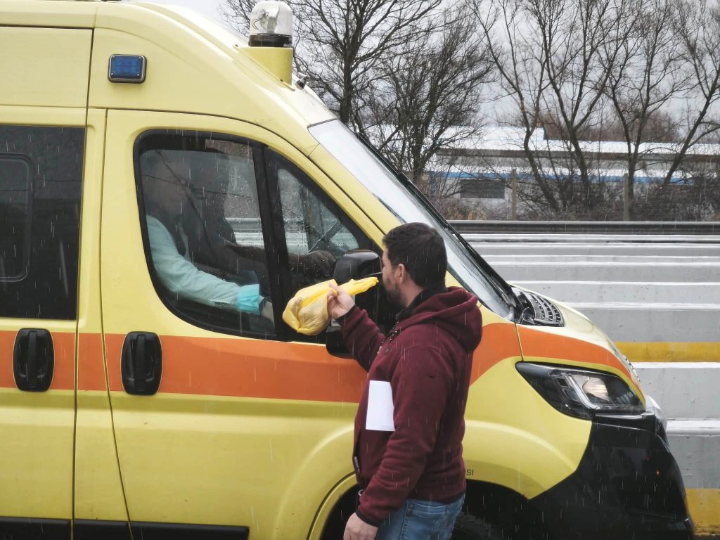 Ιωάννινα: Αγρότες άνοιξαν τα διόδια Δροσοχωρίου και μοίρασαν τρόφιμα στους οδηγούς