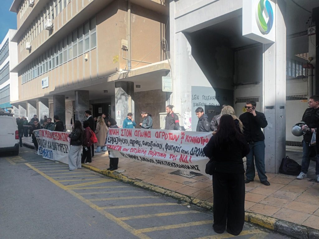 Χανιά: Απέκλεισαν την Εφορία αγρότες και κτηνοτρόφοι – Περιμένουν το ραντεβού με τον Πρωθυπουργό