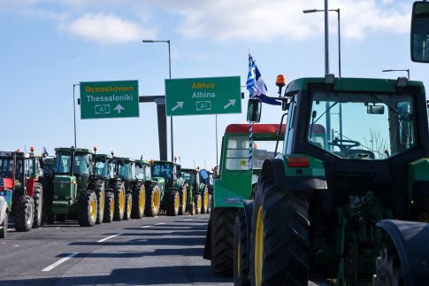 Επανήλθαν τα τρακτέρ στην αερογέφυρα στον κόμβο της Νίκαιας – Νέες κυκλοφοριακές ρυθμίσεις