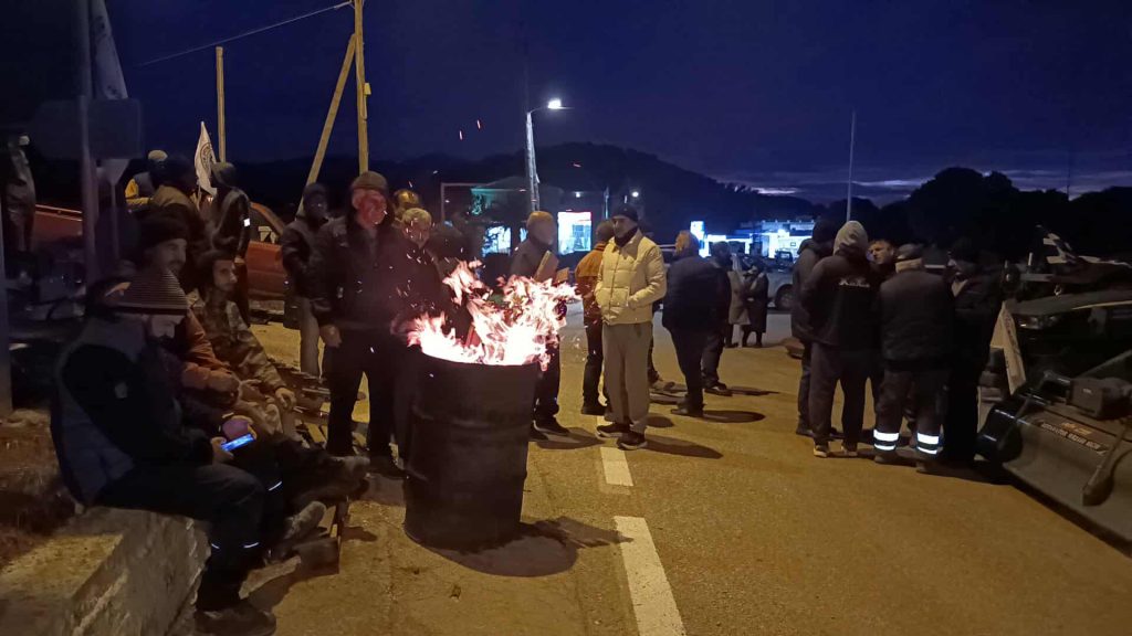Παραμένουν στο μπλόκο οι αγρότες της Σάμου