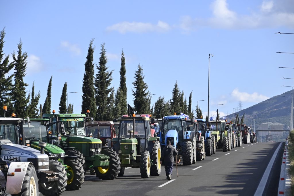 Όλες οι κυκλοφοριακές ρυθμίσεις λόγω των αγροτικών μπλόκων – «Ανακριβείς οι αναφορές για ολική διακοπή στο εθνικό δίκτυο», αναφέρει η ΕΛ.ΑΣ.