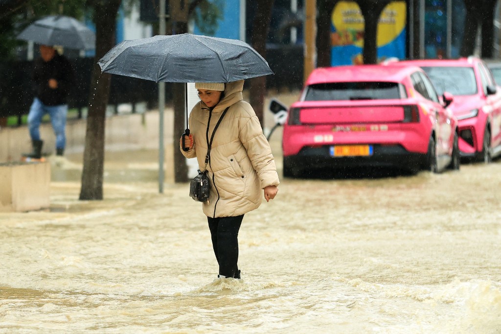 Η κακοκαιρία «σαρώνει» την Αλβανία – Πλημμύρες και κατολισθήσεις πλήττουν Δυρράχιο και Αργυρόκαστρο