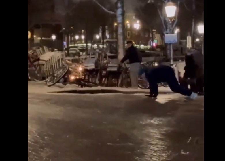 Ολλανδία: Πορτοκαλί συναγερμός για πάγο σχεδόν σε όλη τη χώρα – Παγοδρόμιο τα σοκάκια του Άμστερνταμ