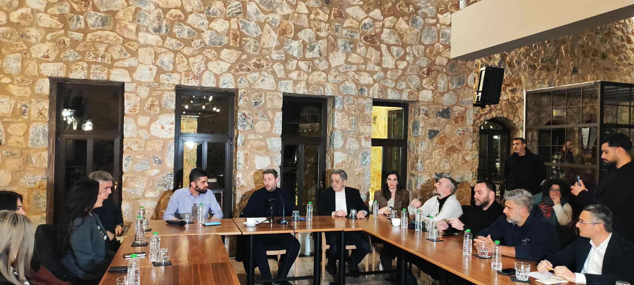 Συνάντηση Ανδρουλάκη με νέους επιχειρηματίες στη Φλώρινα – Κριτική στην πράσινη μετάβαση