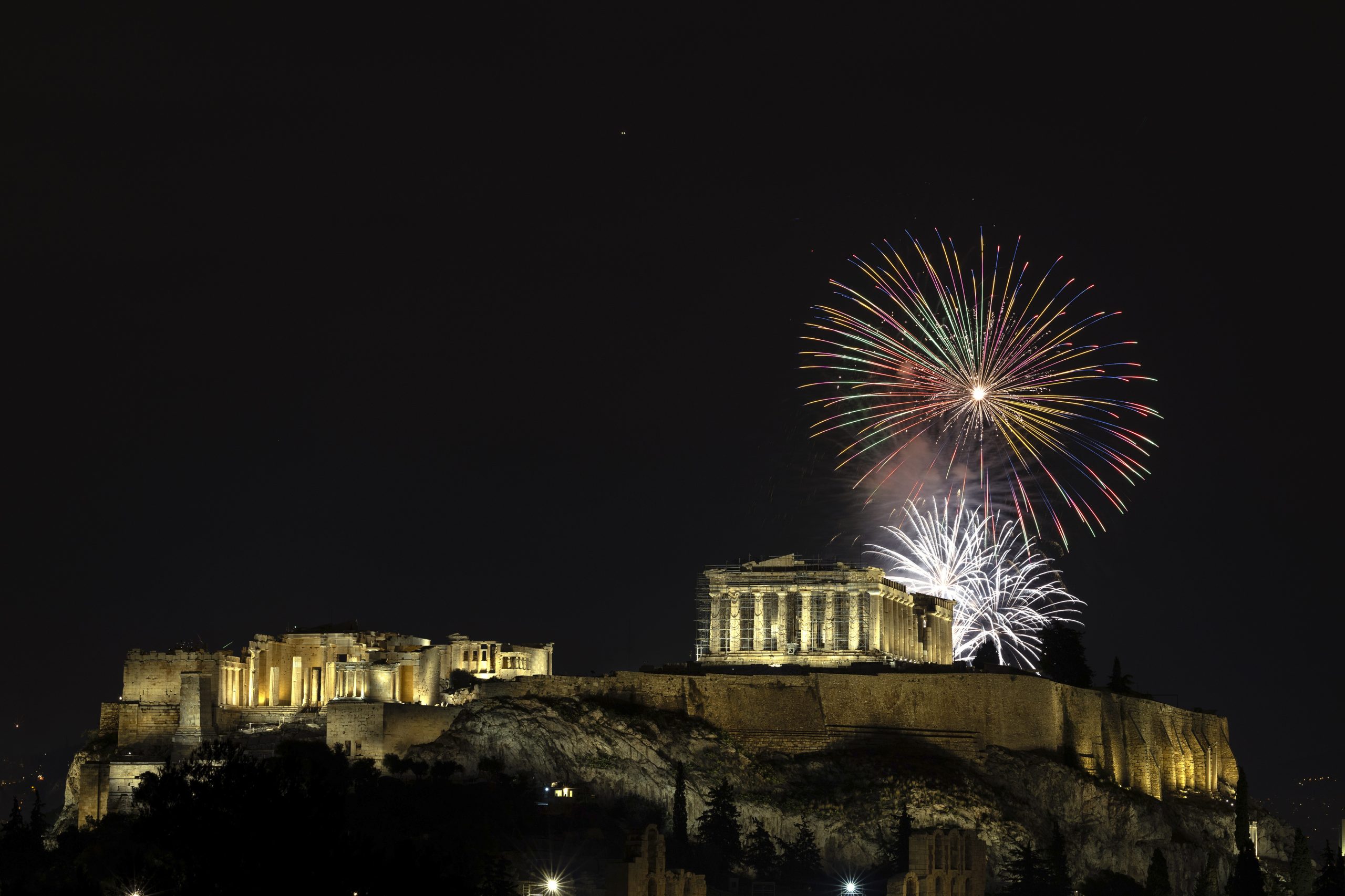 Greece New Year Πρωτοχρονιά 2026: Εντυπωσιακοί εορτασμοί στην Ελλάδα και τον κόσμο – Πυροτεχνήματα, φώτα και μηνύματα ειρήνης