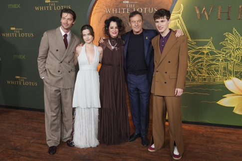 Τιμή στον Μίκη Θεοδωράκη από την Τ.Ο. Μαγνησίας του ΚΚΕ στο κατάμεστο Δημοτικό Θέατρο Νέας Ιωνίας