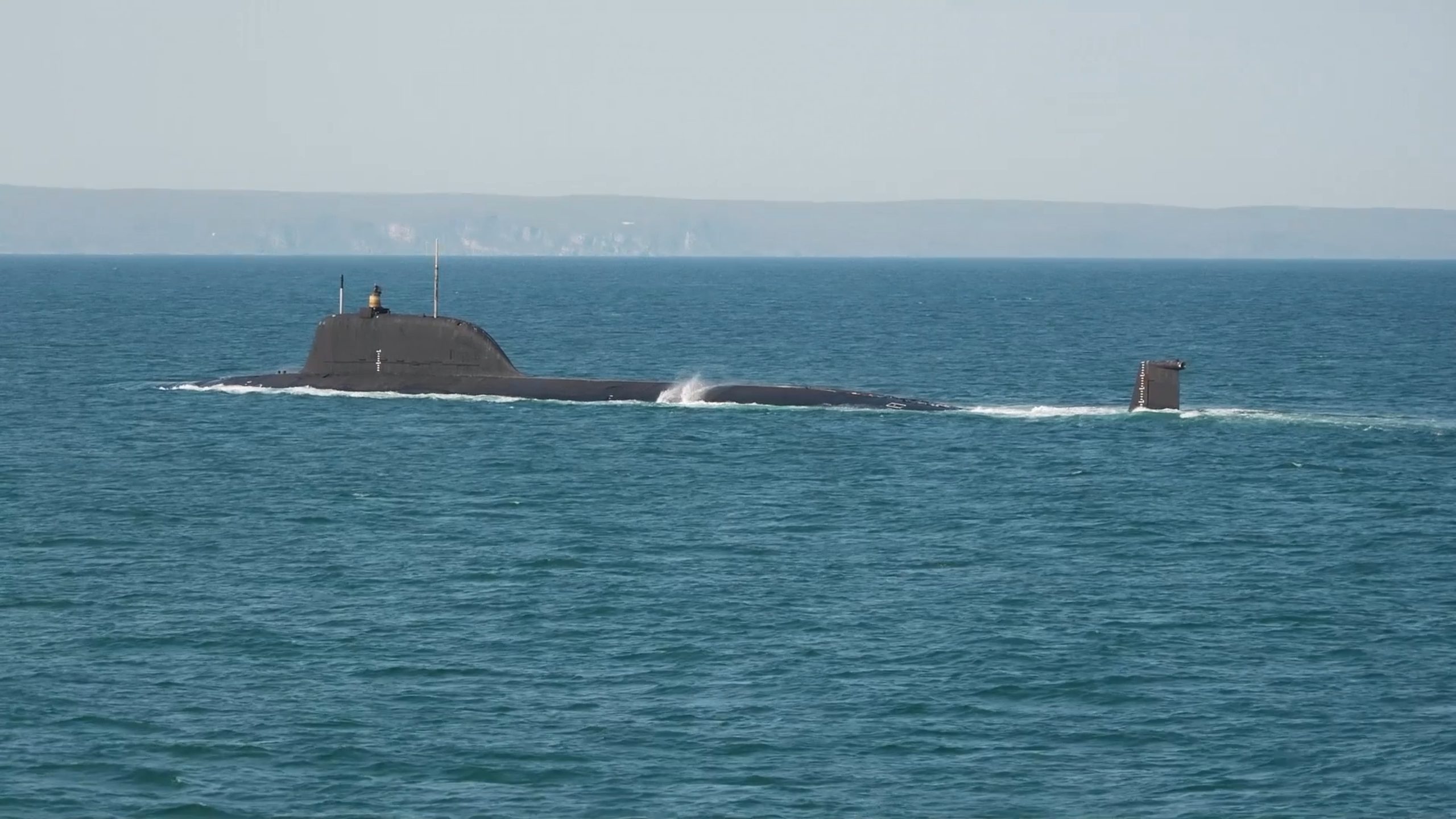 WSJ: Η Ρωσία στέλνει υποβρύχιο να συνοδεύσει άδειο δεξαμενόπλοιο που προσπάθησαν να κατασχέσουν οι ΗΠΑ ανοικτά της Βενεζουέλας