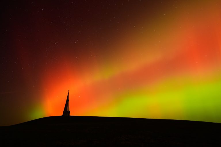 Ισχυρή ηλιακή καταιγίδα χτυπά τη Γη – Επηρεάζονται δορυφόροι και ηλεκτρικά δίκτυα 