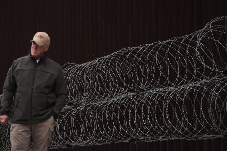 Τομ Χόμαν: Ποιος είναι ο «τσάρος των συνόρων» που στέλνει ο Τραμπ στη Μινεσότα